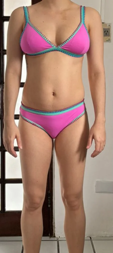 Antes: Jéssica de frente, barriga pós-parto