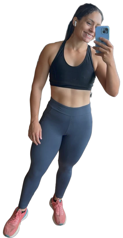 Gabriela hoje, de corpo inteiro na academia, de top preto e legging cinza